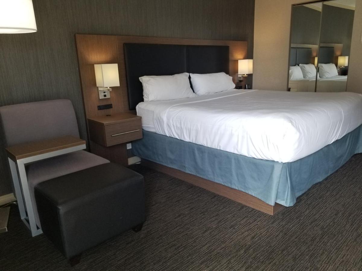 Holiday Inn Express Edmonton Downtown By Ihg Екстериор снимка