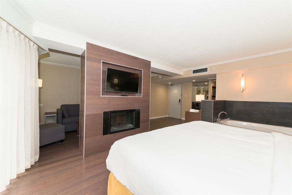 Holiday Inn Express Edmonton Downtown By Ihg Екстериор снимка