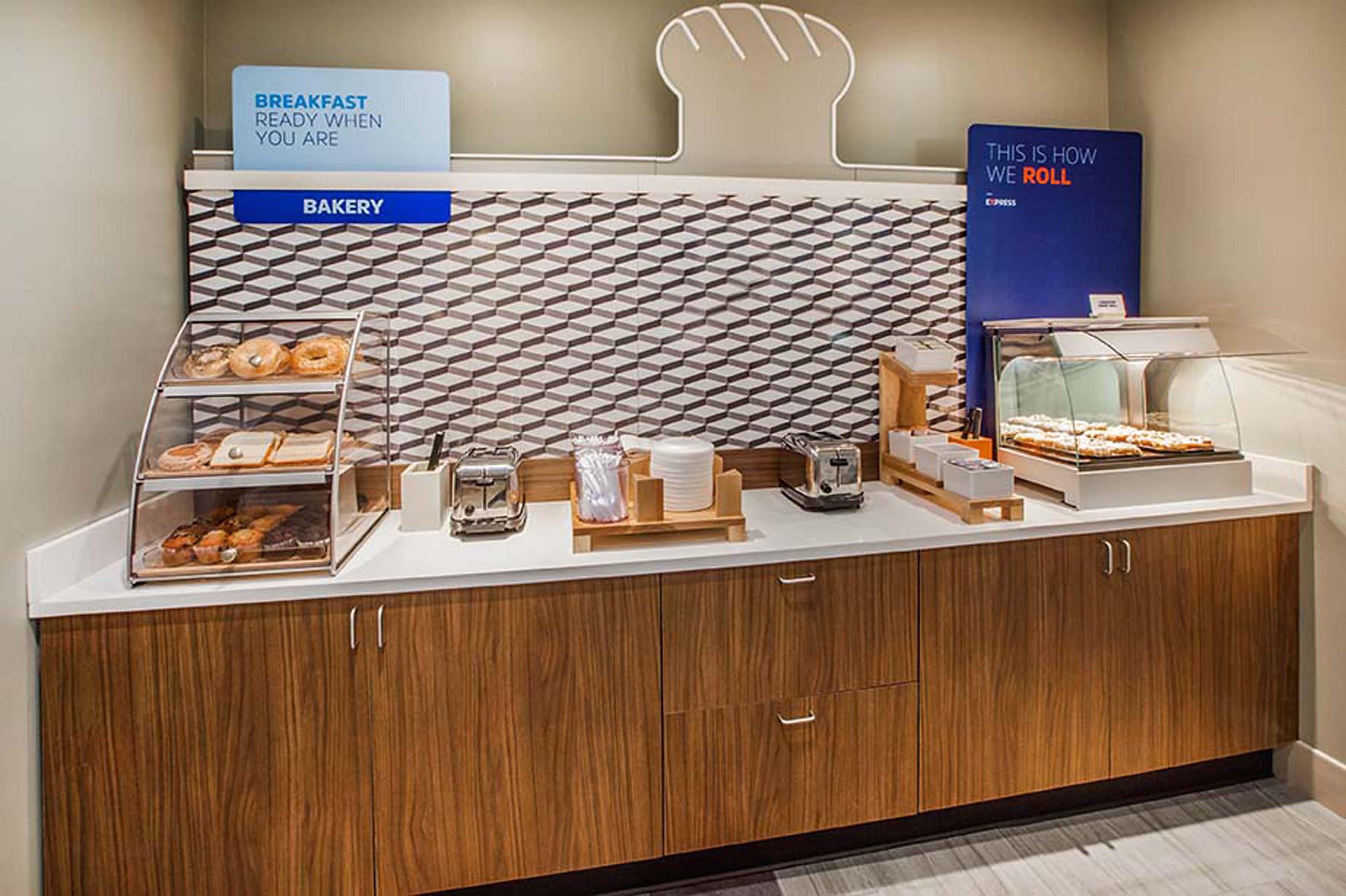 Holiday Inn Express Edmonton Downtown By Ihg Екстериор снимка