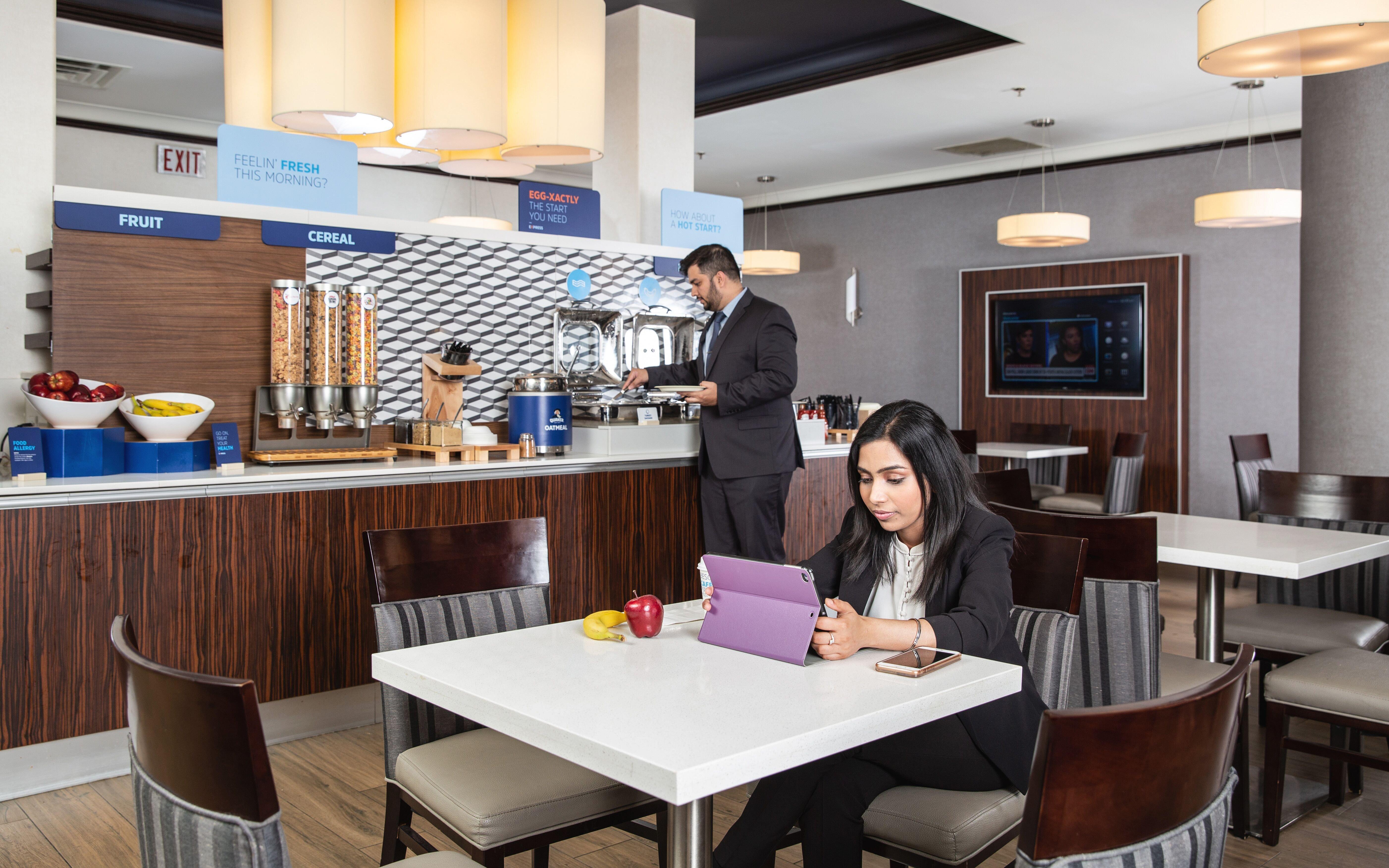 Holiday Inn Express Edmonton Downtown By Ihg Екстериор снимка