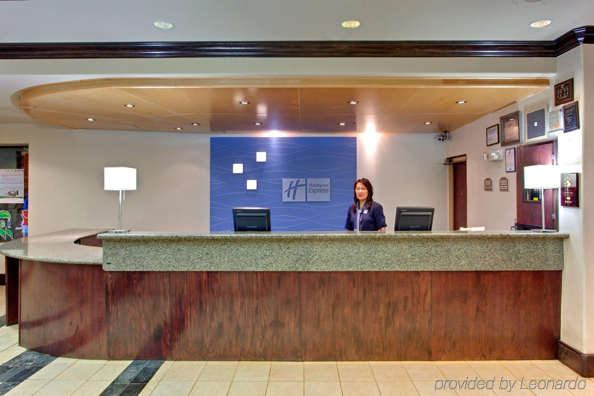 Holiday Inn Express Edmonton Downtown By Ihg Екстериор снимка
