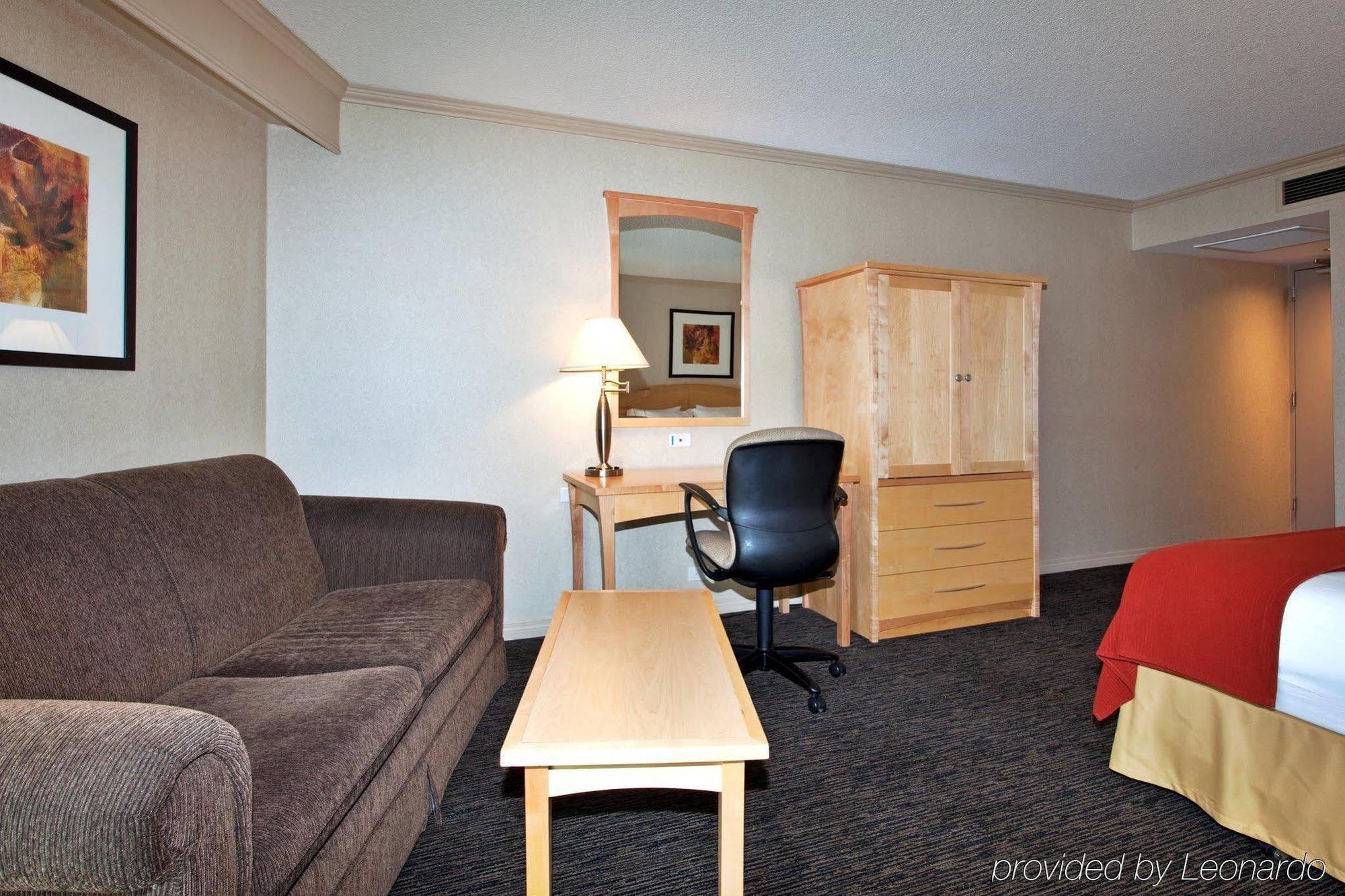 Holiday Inn Express Edmonton Downtown By Ihg Екстериор снимка