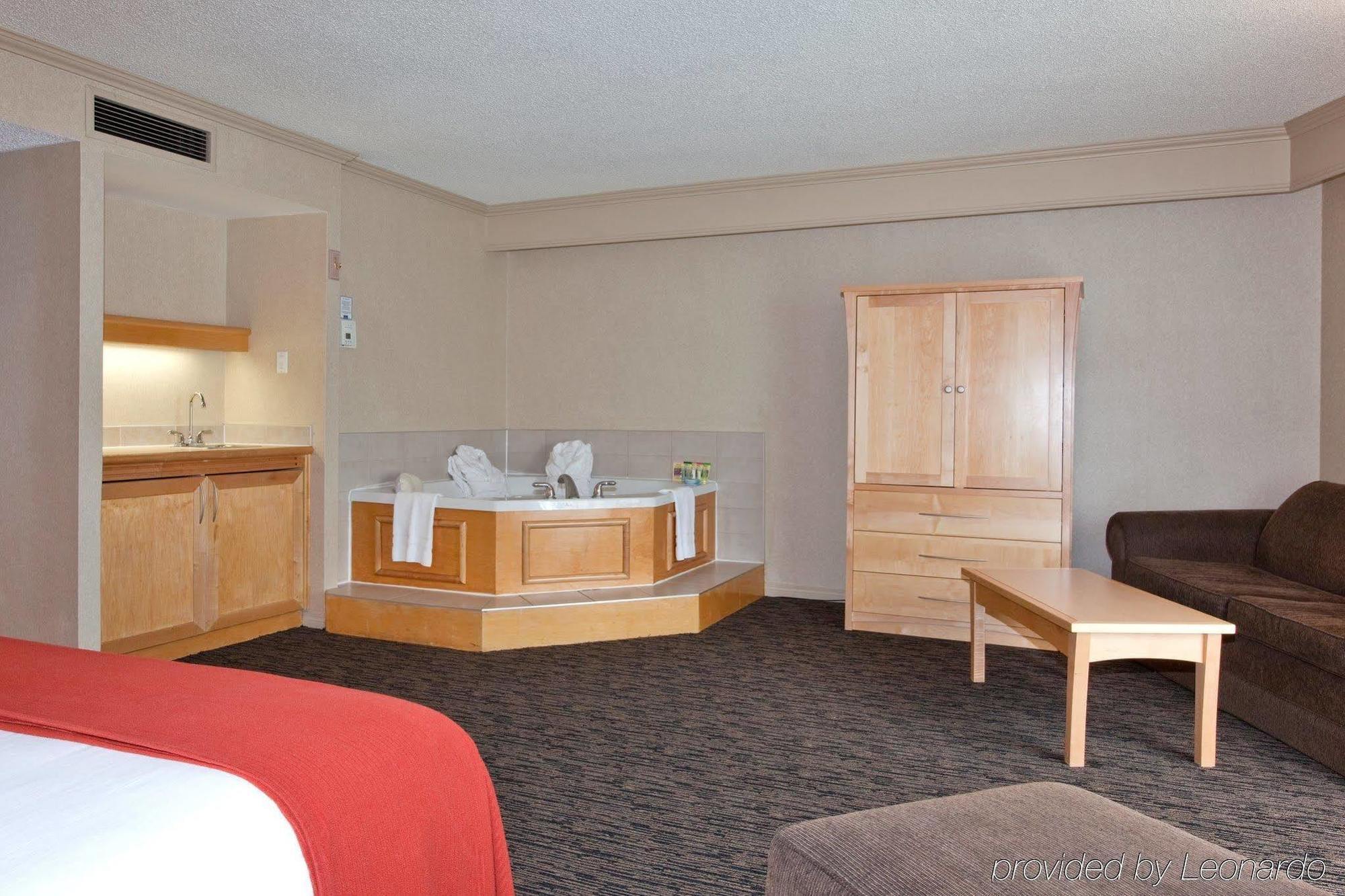 Holiday Inn Express Edmonton Downtown By Ihg Екстериор снимка