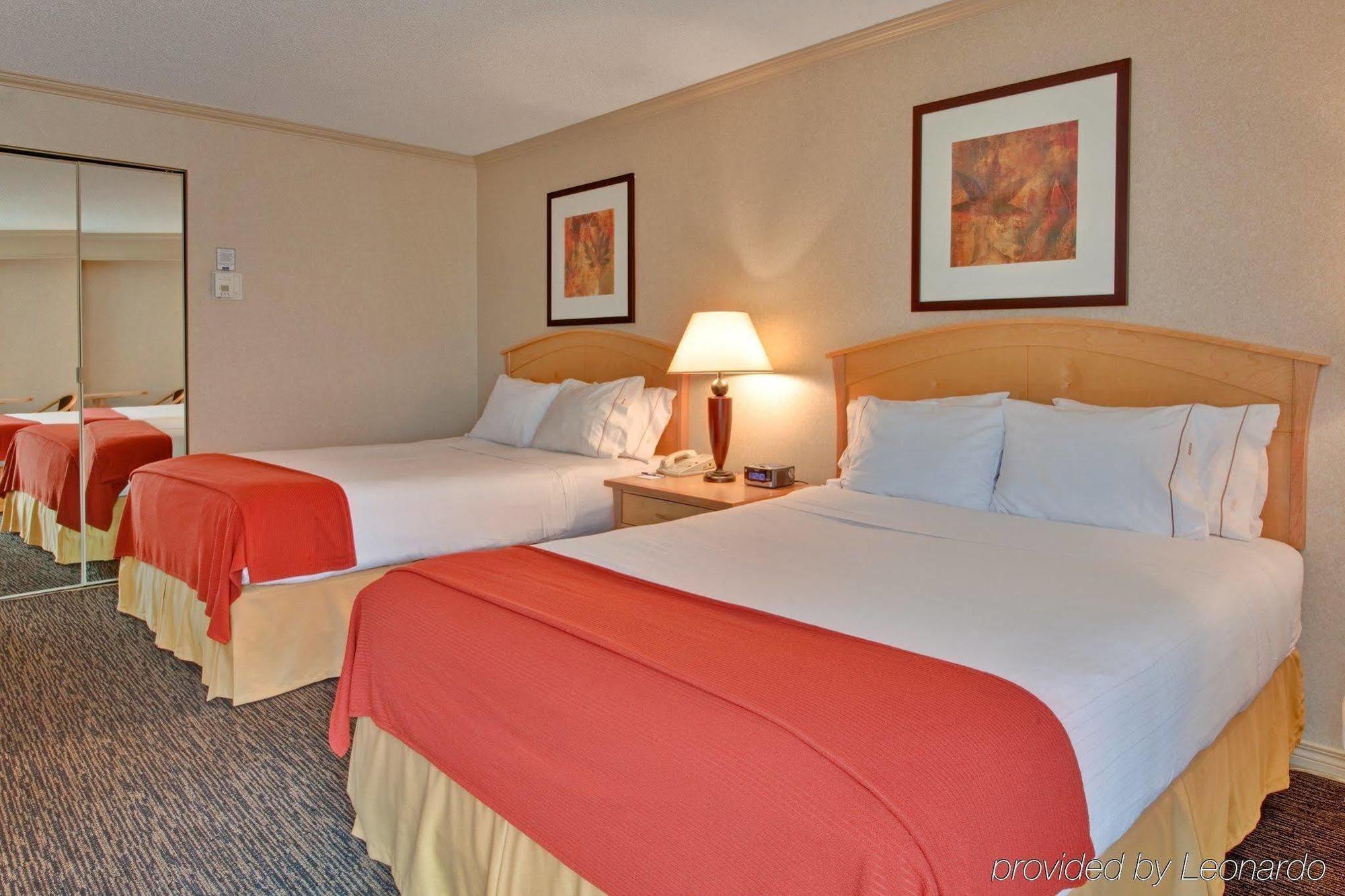 Holiday Inn Express Edmonton Downtown By Ihg Екстериор снимка